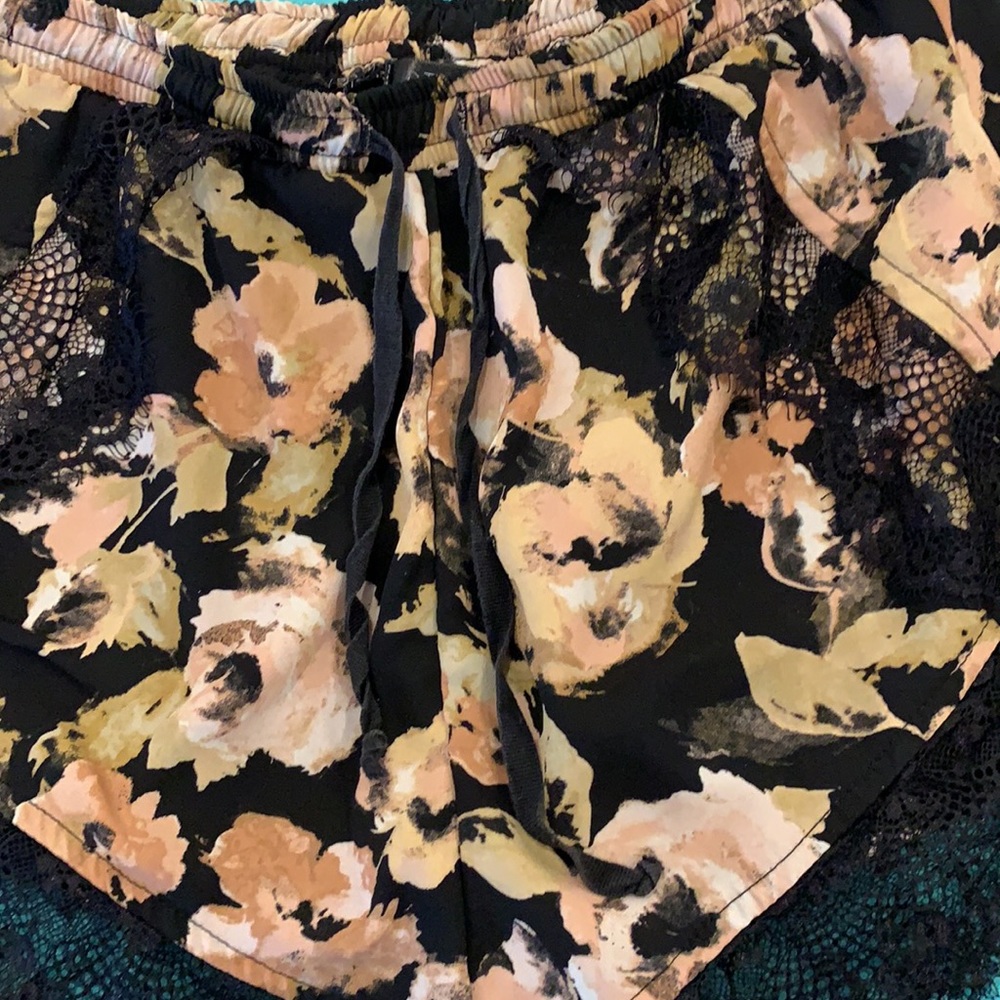 Ditzy Daizy lined floral lace shorts size small - Picture 6 of 10